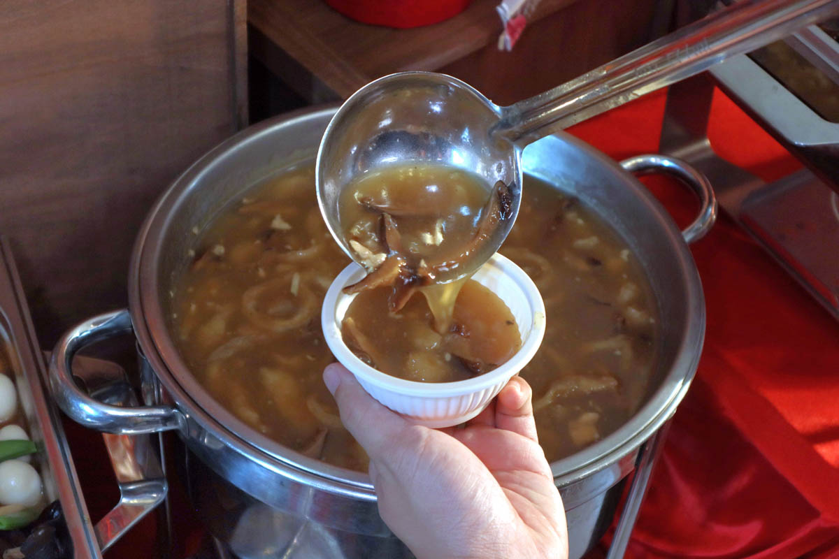Gourmetz everlasting prosperity buffet - soup pouring