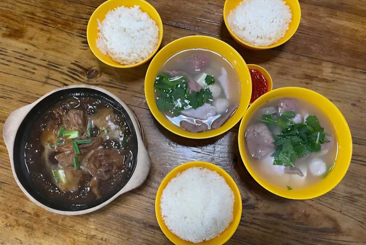 authentic mun chee kee closing - food on table