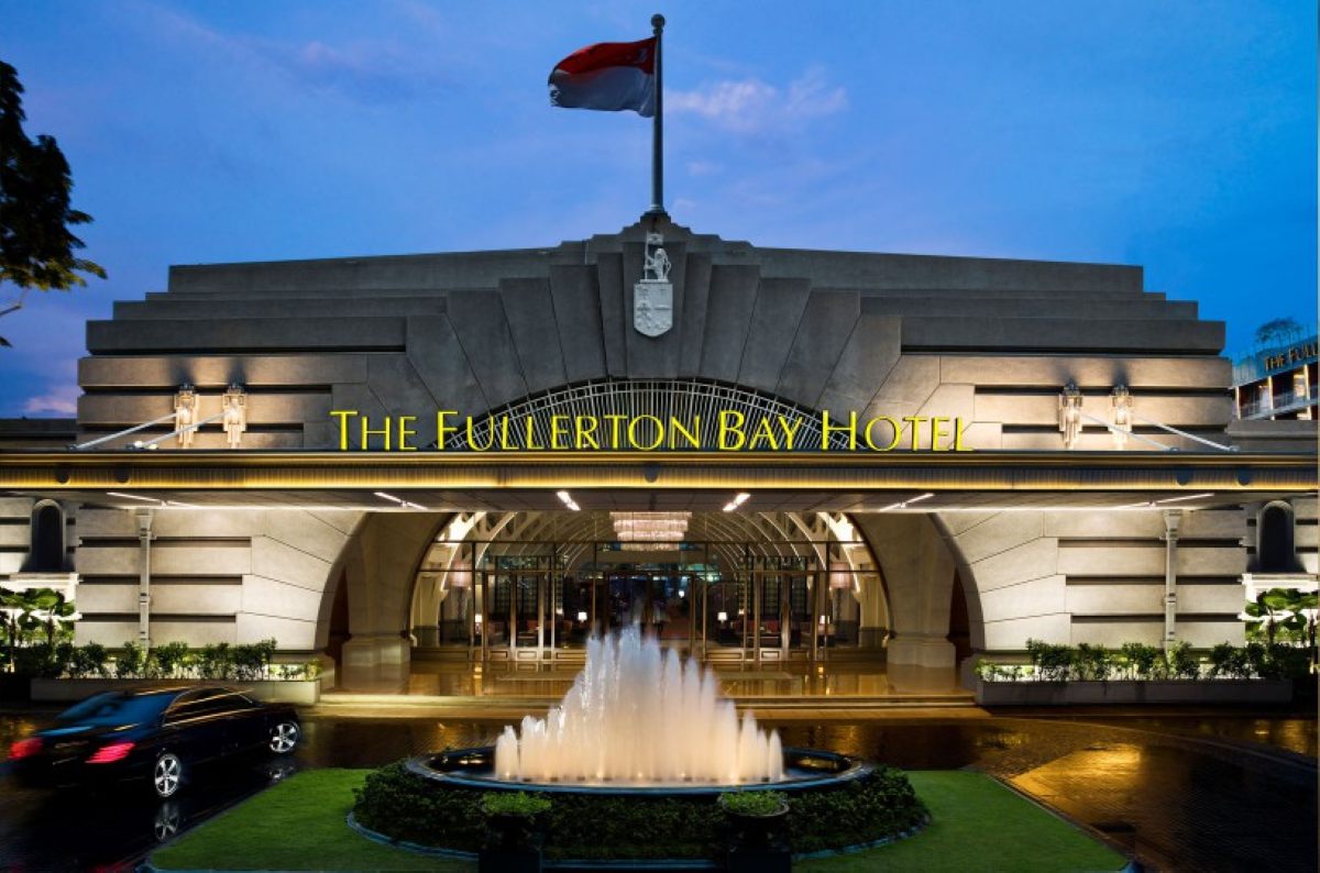 Hotel rooms with jacuzzi - Fullerton Bay Hotel exterior