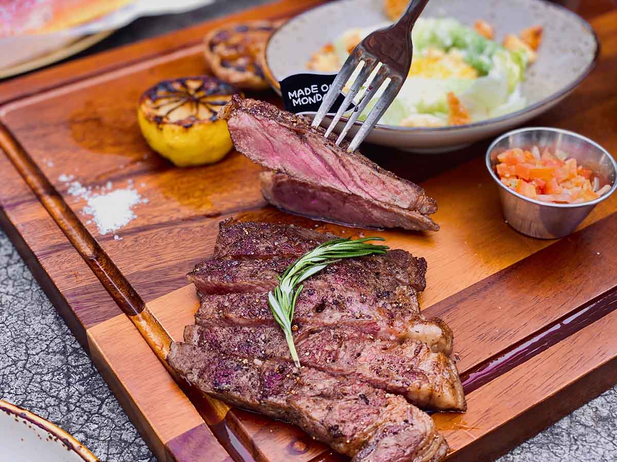 Made on Monday HQ - Medium rare steak