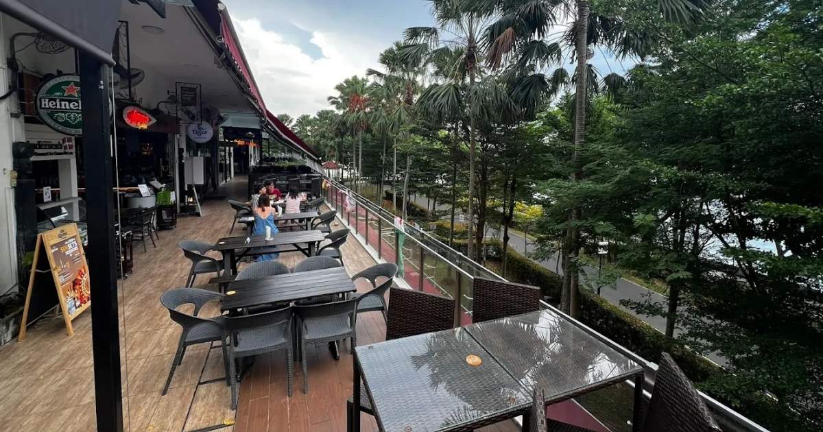 10 best heartland bars on the North East Line - Georges by the Bay : image of the space