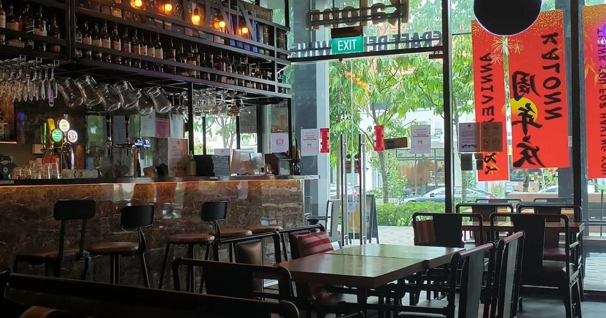 10 best heartland bars on the North East Line - Kalonn Wine and Craft Beer Bistro : image of the space