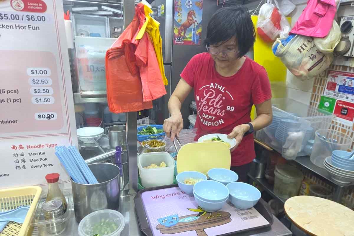 yap kee wanton mee - owner at work