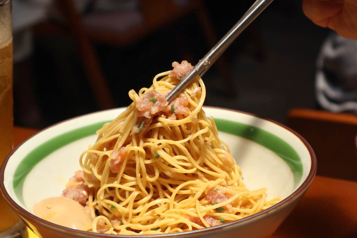nooduo - raw tuna noodles closeup