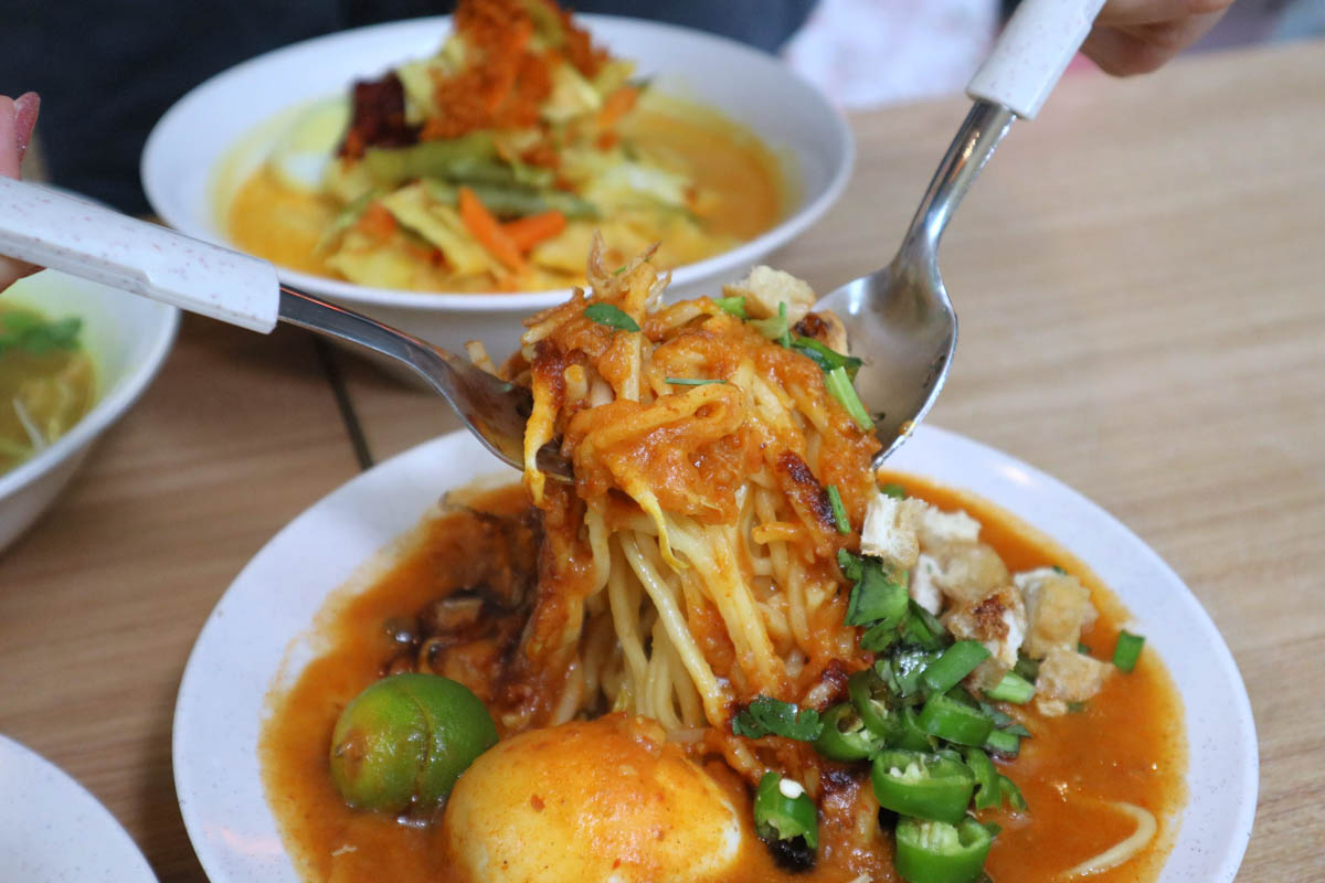mee plus - mee rebus closeup