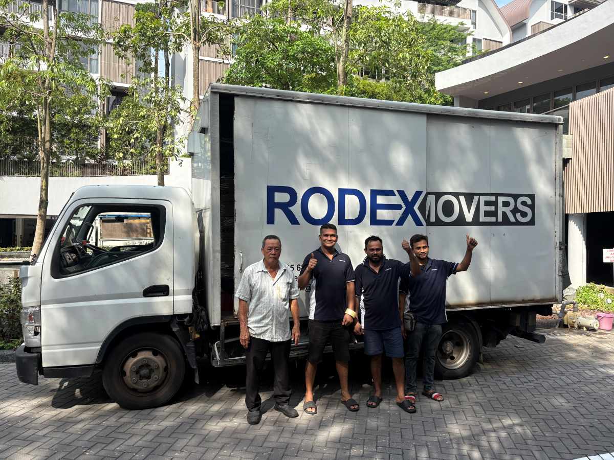 Movers - Rodex - moving van and customer