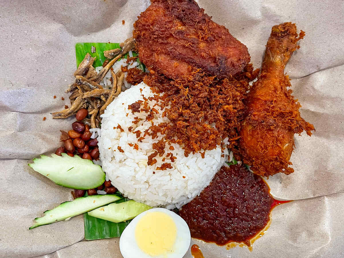 Nasi Lemak Shop - Nasi lemak ayam goreng