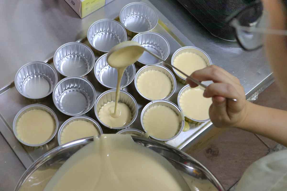 vic mini lava - vic pouring cheese mixture