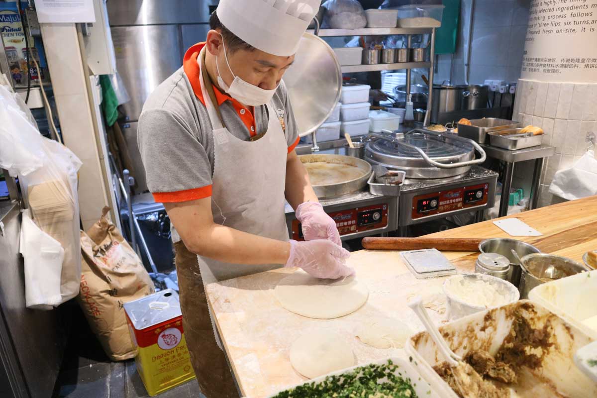 Jingdong roti - stall chef