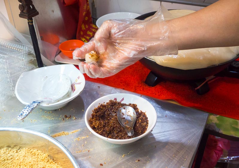hougang 6 miles famous muah chee closing - handmaking of muah chee