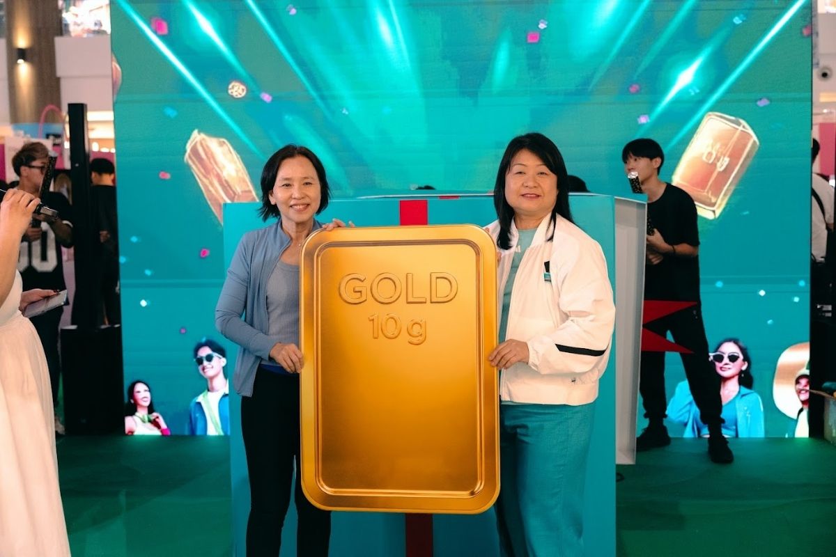 15 best things to do this June holidays in SG - Watsons Shopathon Mania Fest (image of winning gold bar at The Great Watsons Blind Box Showdown)