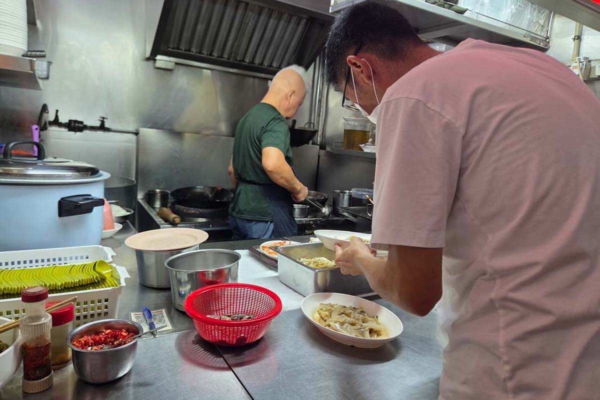 best-rated hor fun - stall owners in action