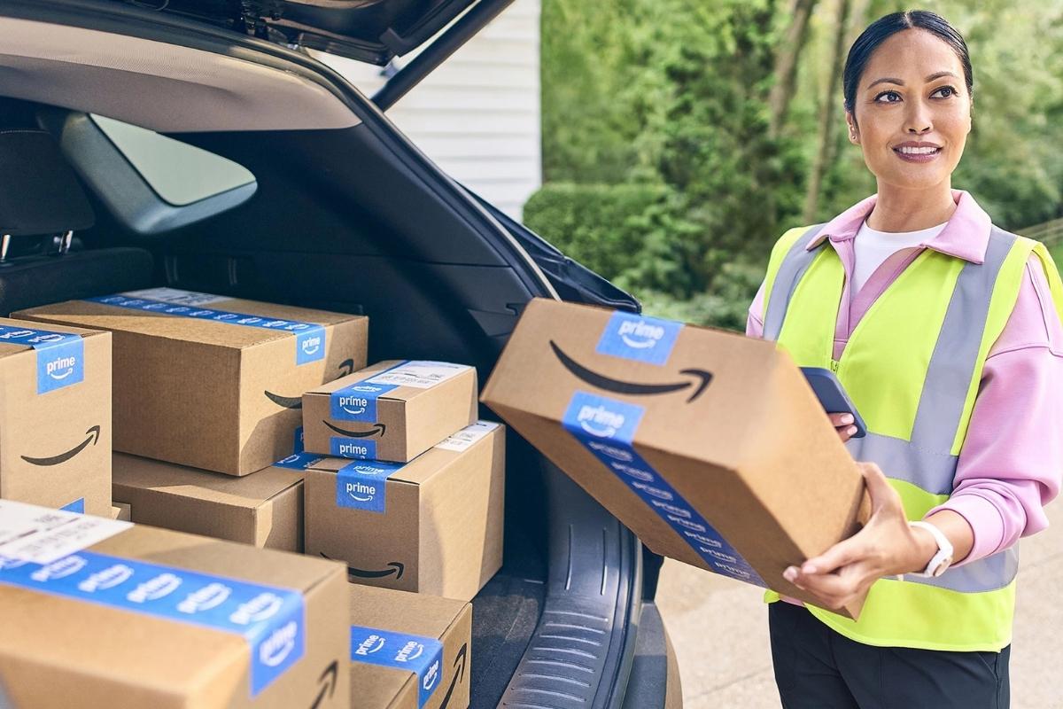 Amazon Singapore - image of a delivery