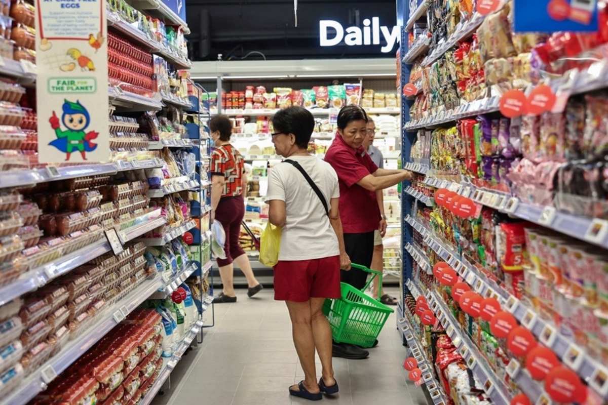 CDC vouchers - image of the people in supermarkets