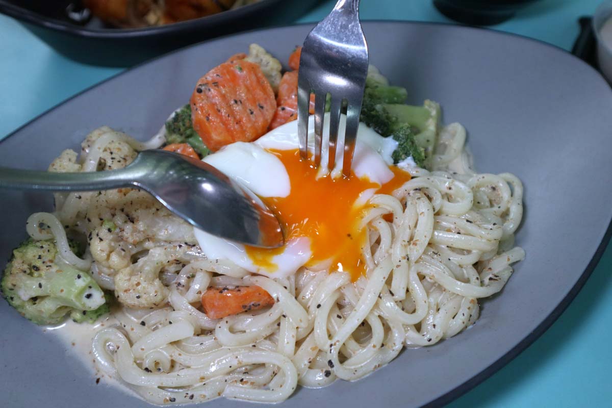 omu place - udon goma truffle breaking egg
