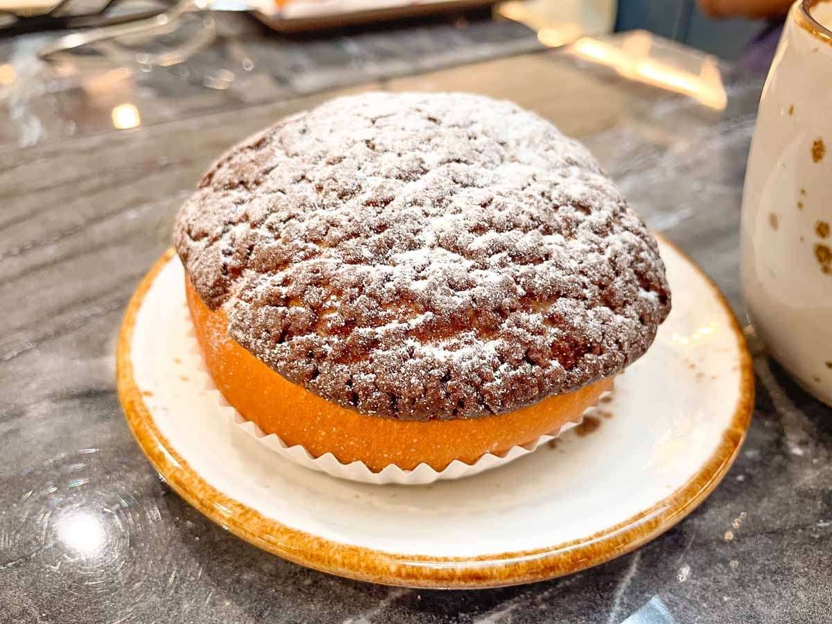 authentic hk food - victoria bakery dark chocolate bolo bun