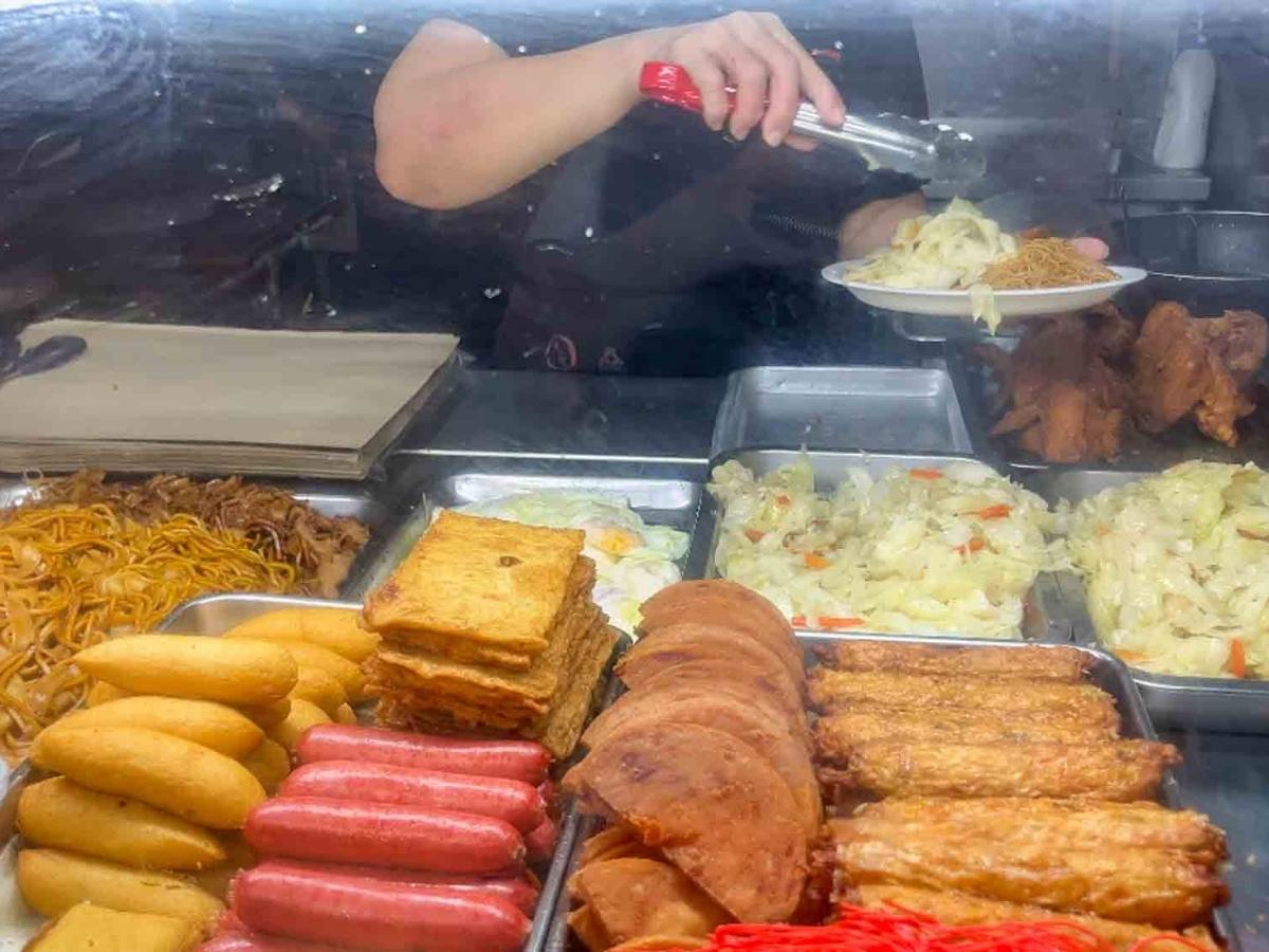 ministers and president favourite food - yan fried bee hoon assorted items