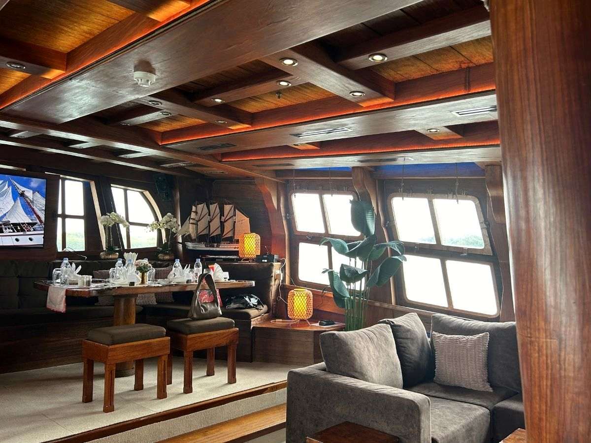 albatross island restaurant - royal albatross main deck