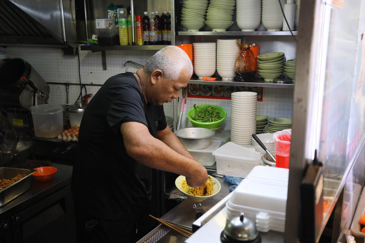 24-hour hokkien mee spot - stall cook