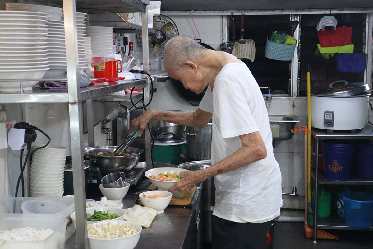 pork rib prawn noodles - uncle lee at work