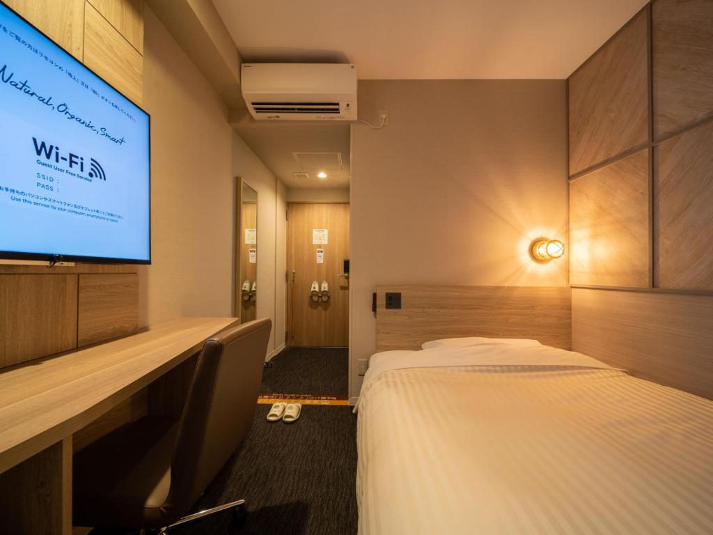 japan - budget hotel bedroom