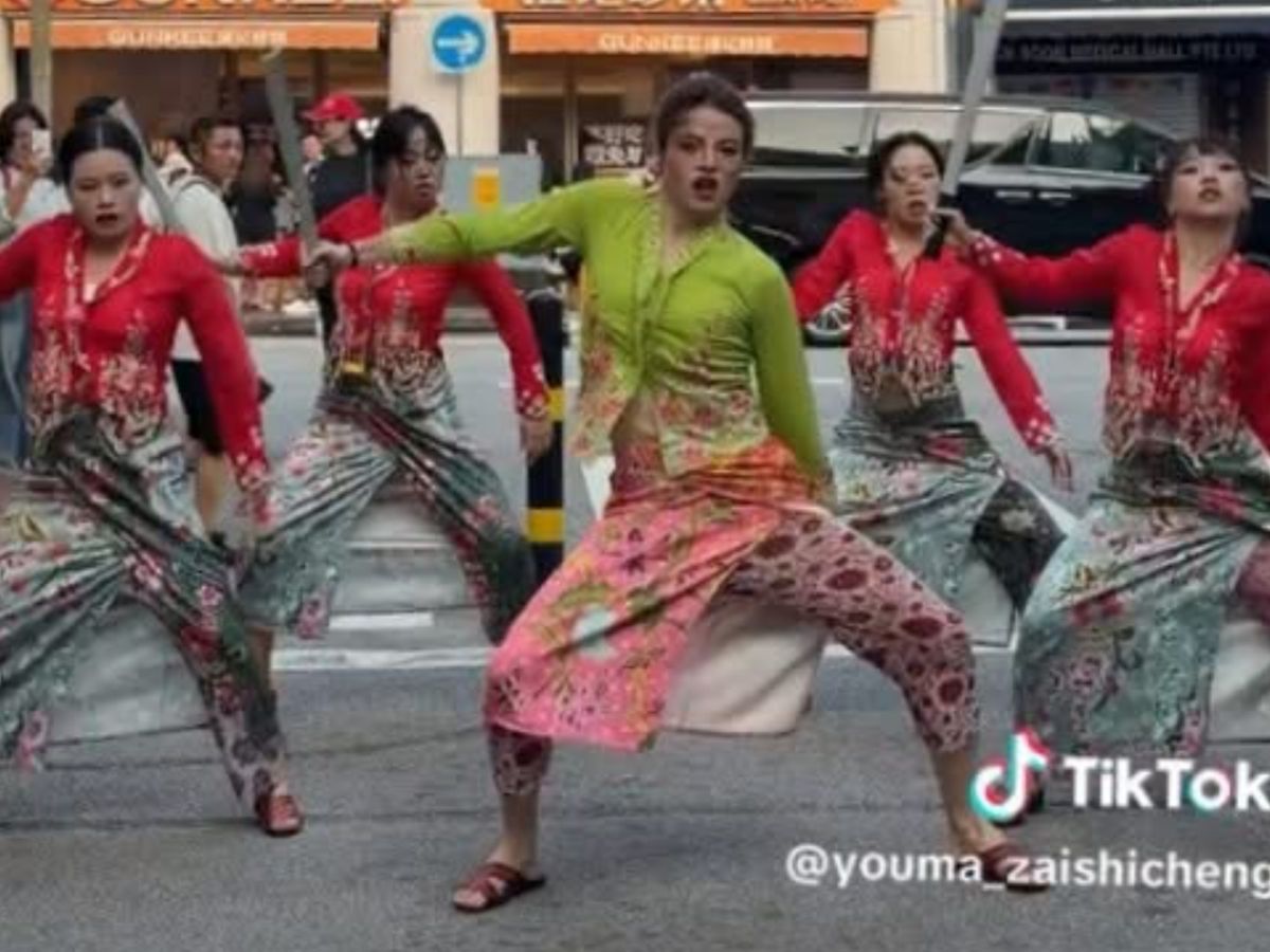 Chinese dance troupe - sarong kebaya