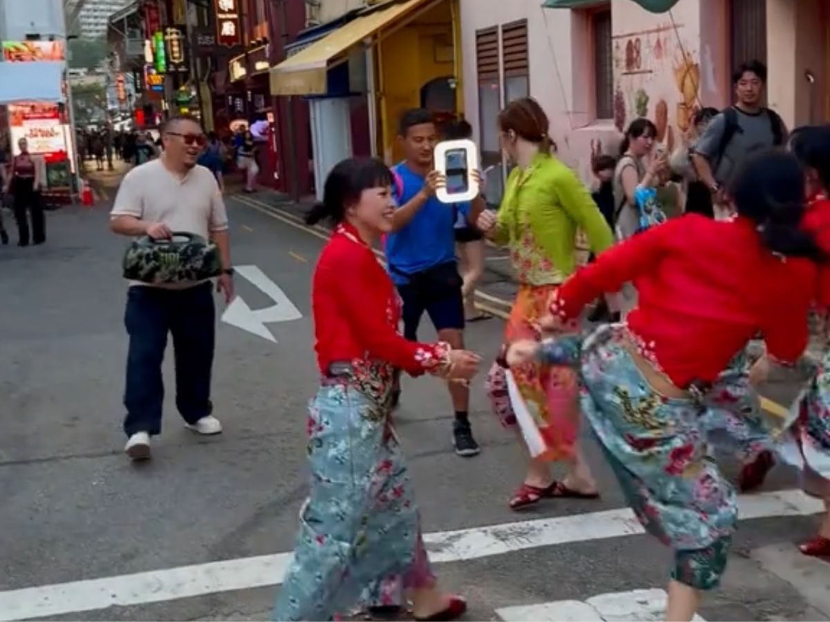 Chinese dance troupe - sarong kebaya