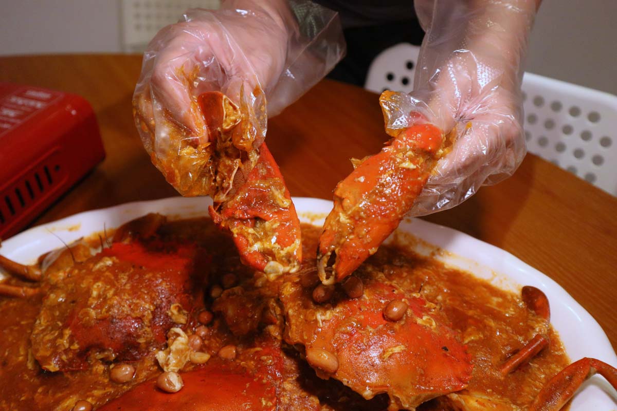 five star dim sum mooncake - chilli crab closeup