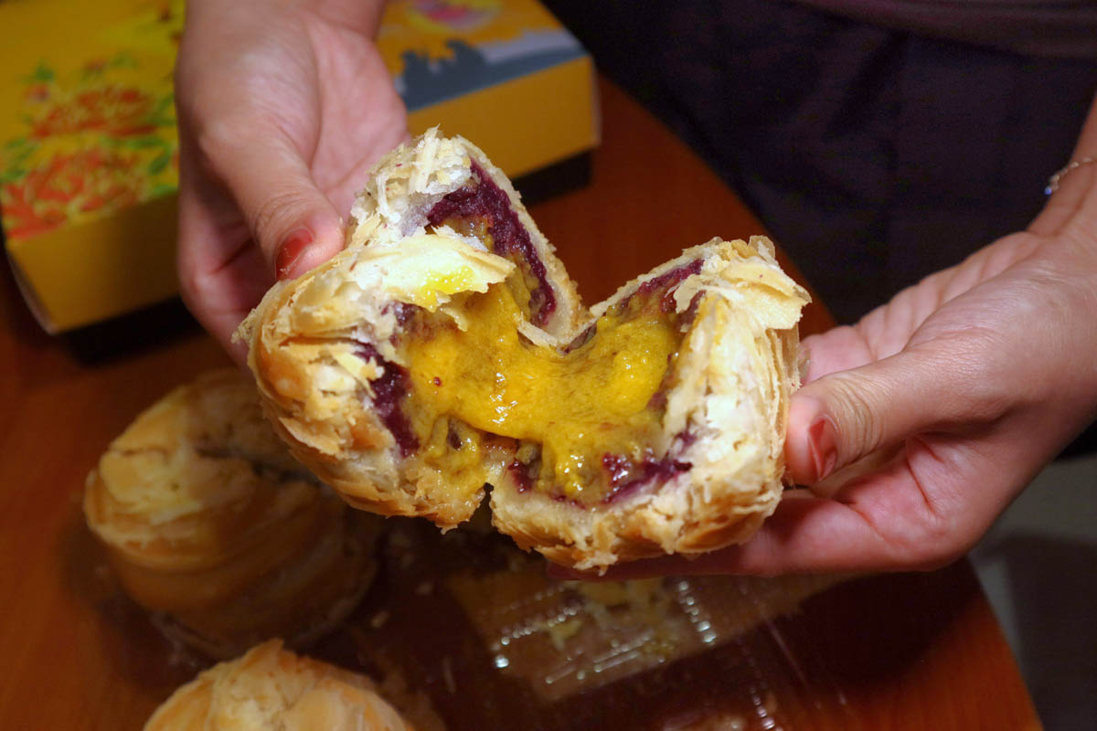 five star dim sum mooncake - purple sweet potato lava