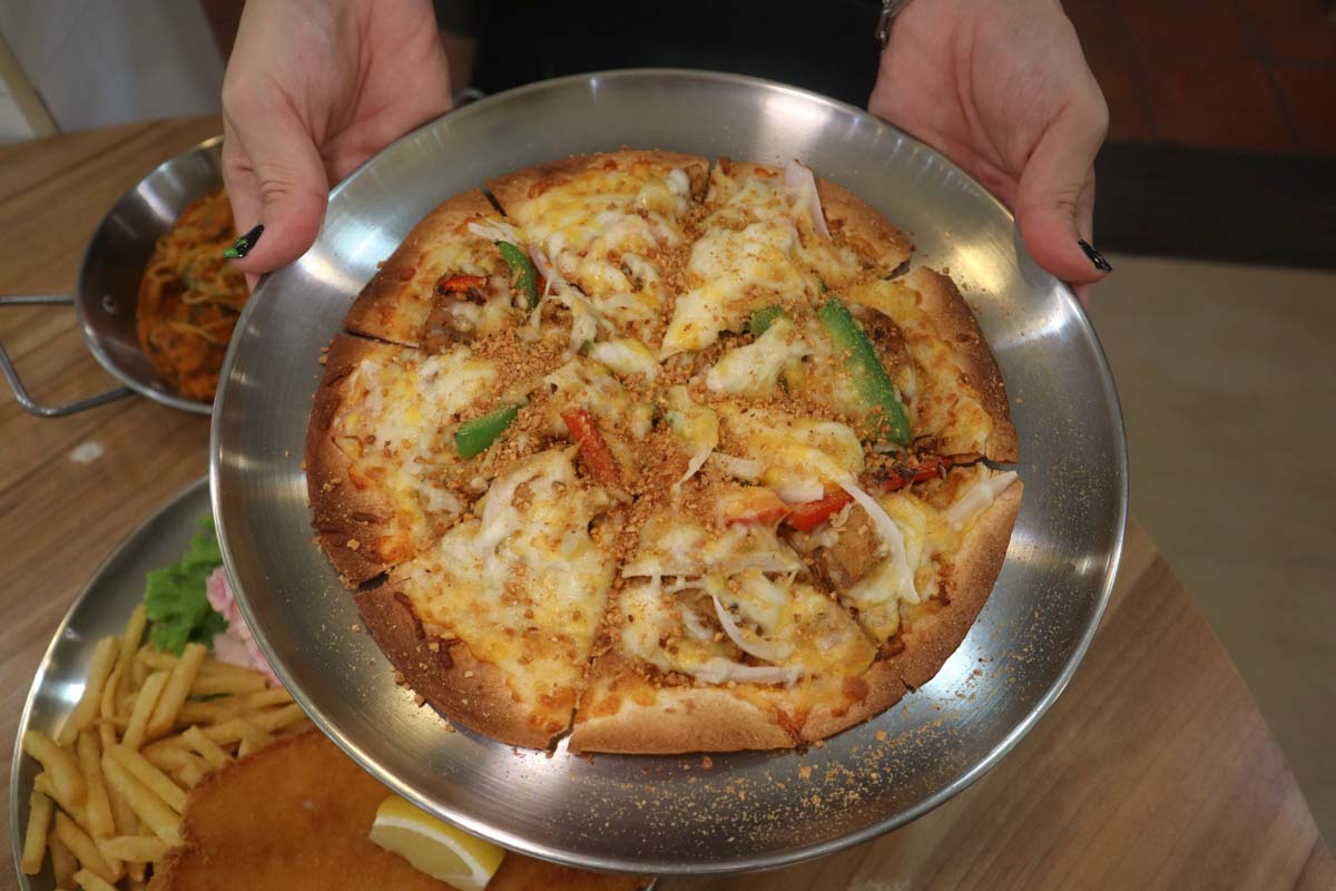 the pasta & tortizza - chicken satay tortizza