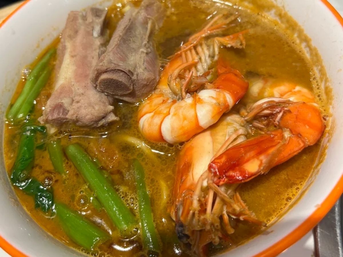 Yu Xia Ge - prawn noodles with pork ribs