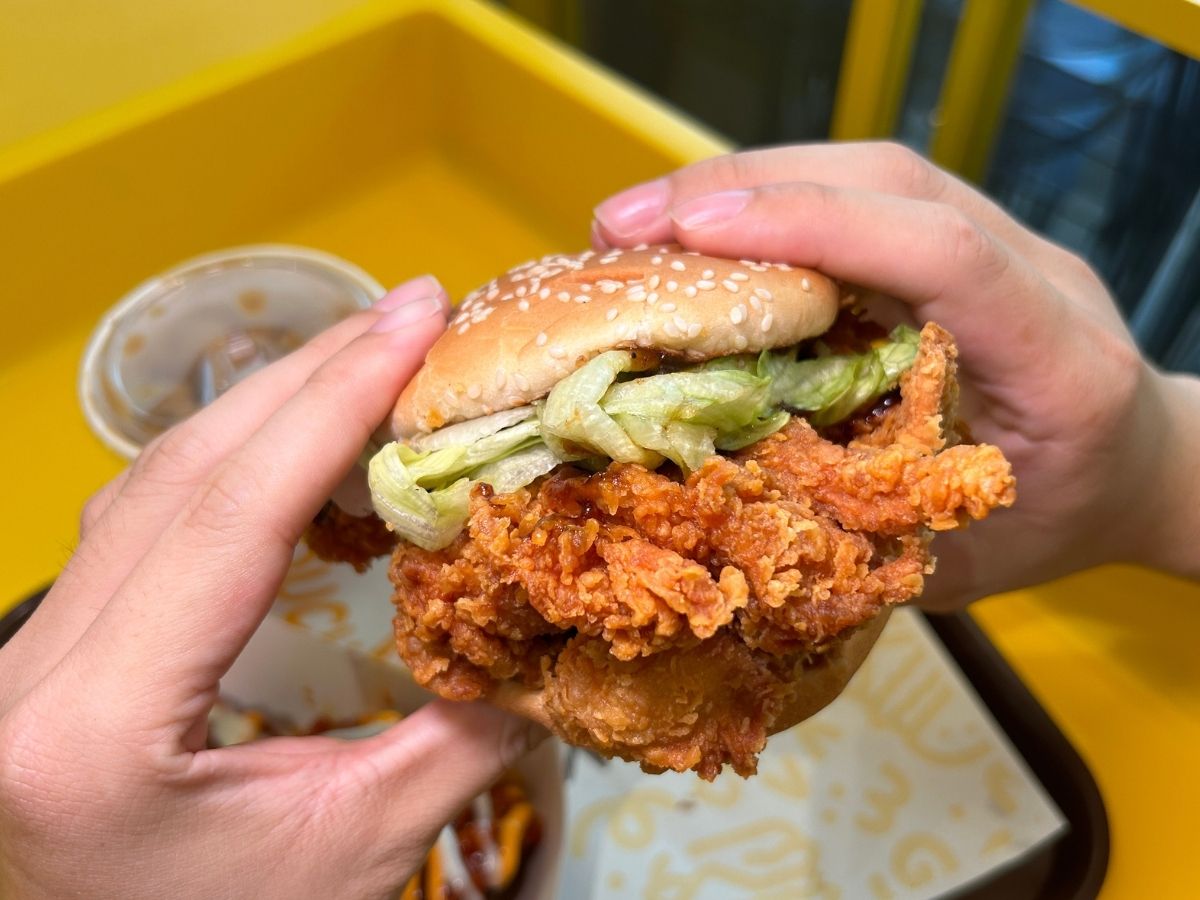 Mom's Touch - super thigh chicken burger SG exclusive