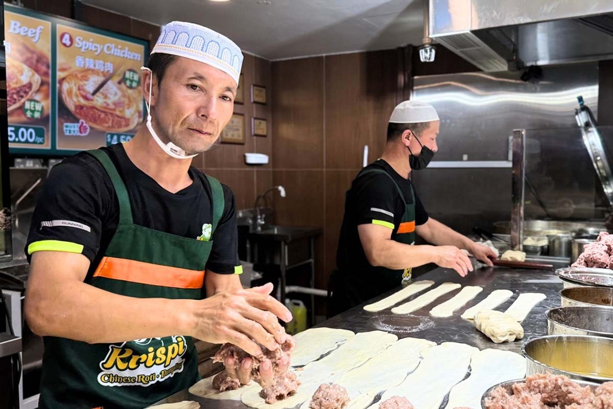 chinese roti - chefs makiing roti