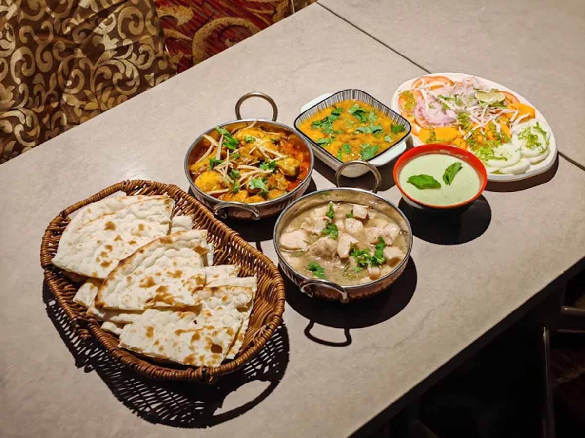Pak Punjab Restaurant - Naan & curry