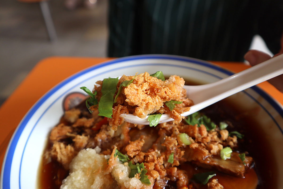 amk lor mee showdown - crumbs closeup