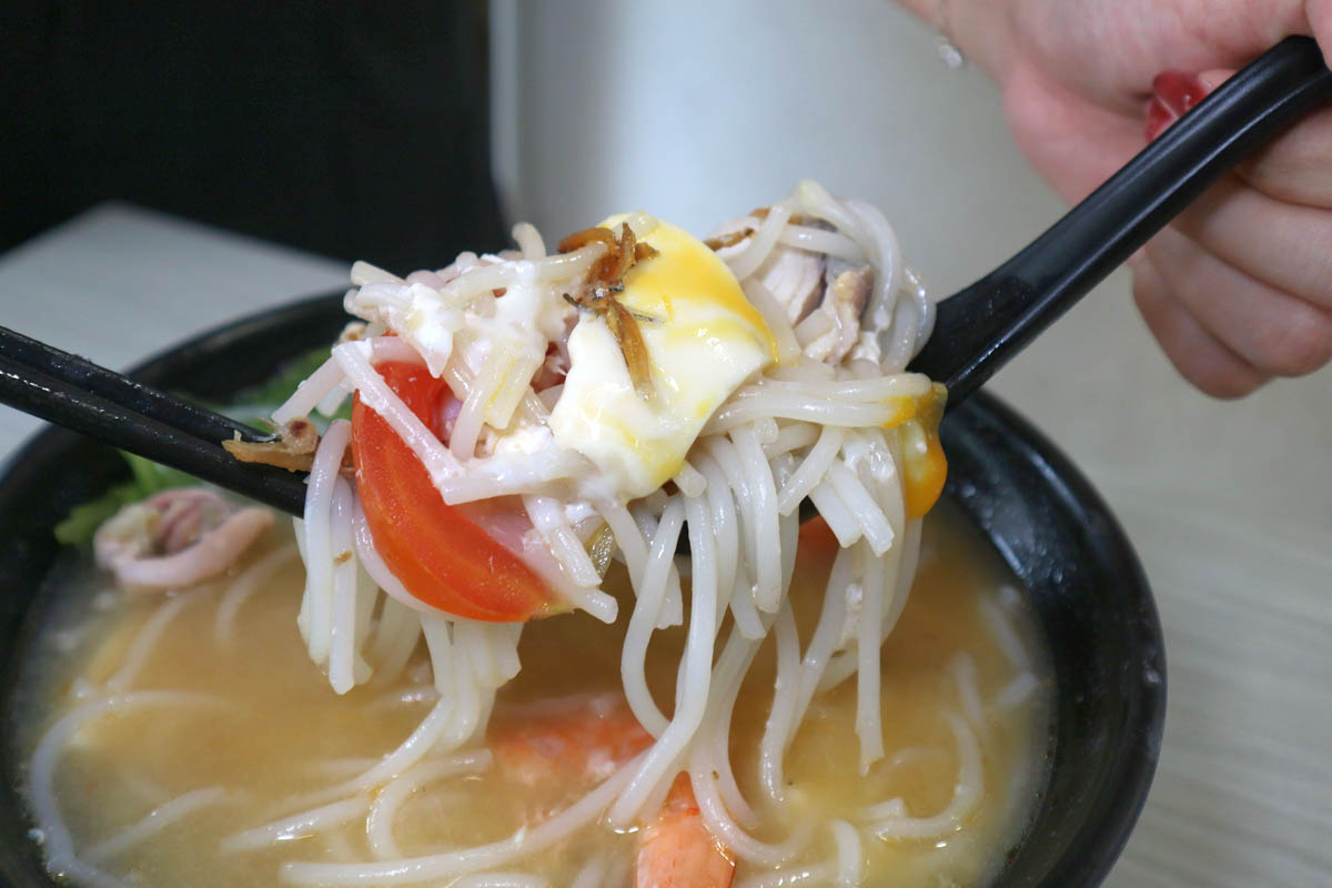 first bowl ban mian - seafood bee hoon closeup
