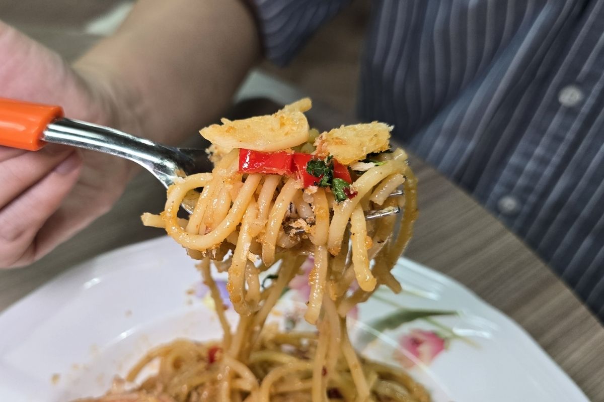 ducoo prawn aglio - forkful