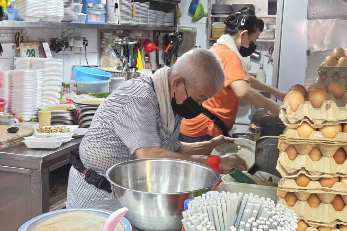 hougang oyster omelette - owner