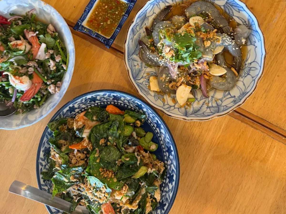 homha - thai dishes on table