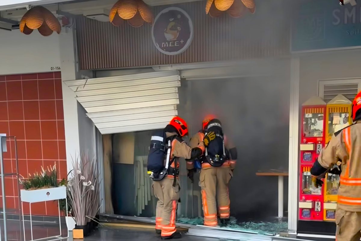 mee plus fire - firemen fighting fire