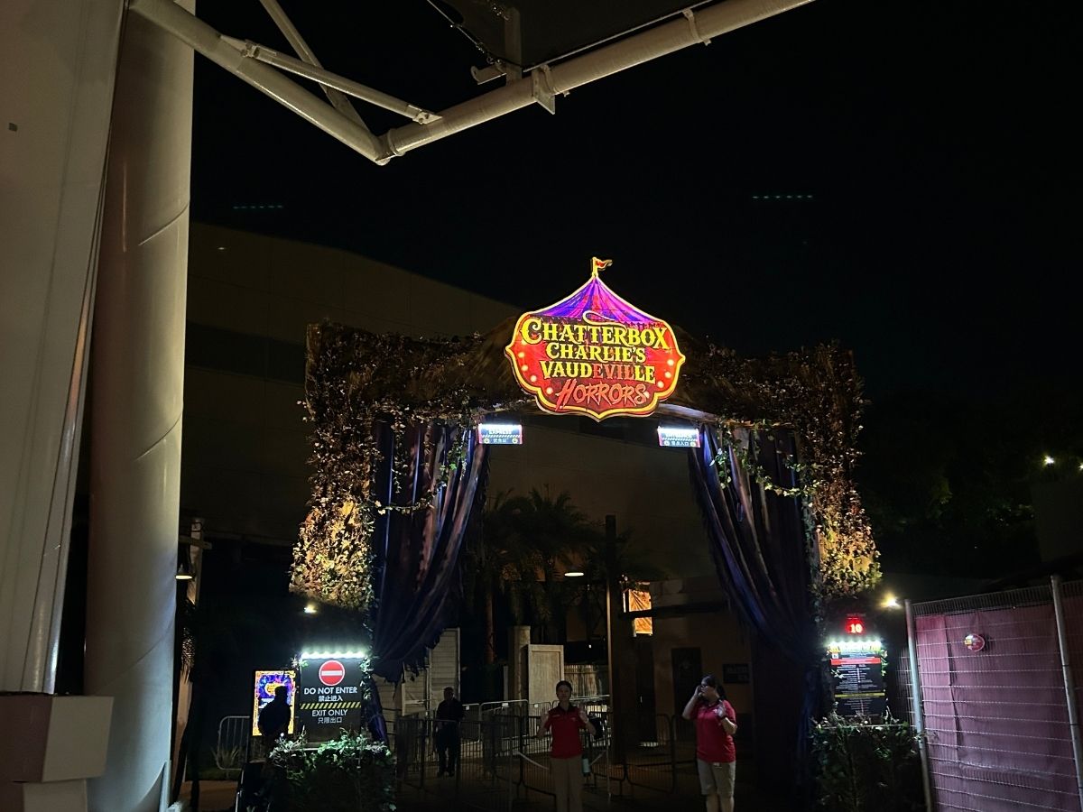Halloween Horror Nights 14 - Chatterbox Charlie’s Vaudeville Horrors exterior