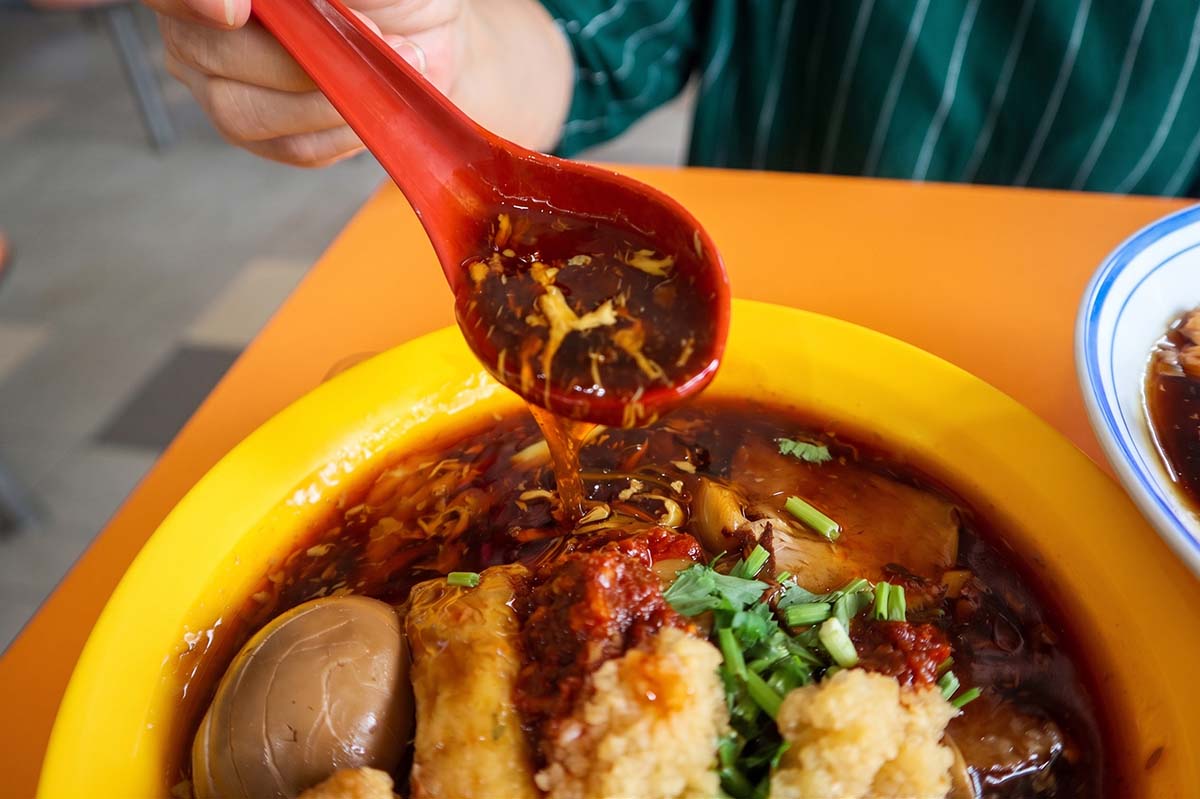 amk lor mee showdown - amk lor mee sauce pouring