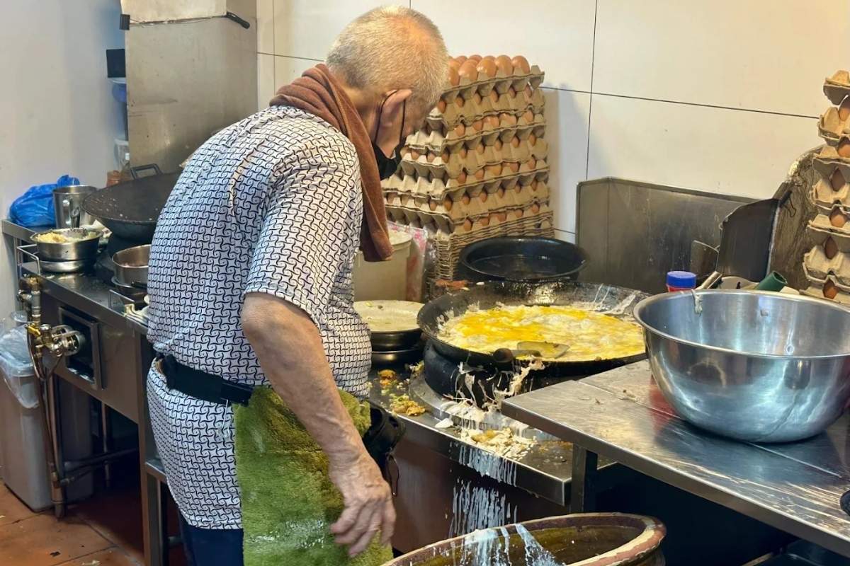 hougang oyster omelette - owner 2
