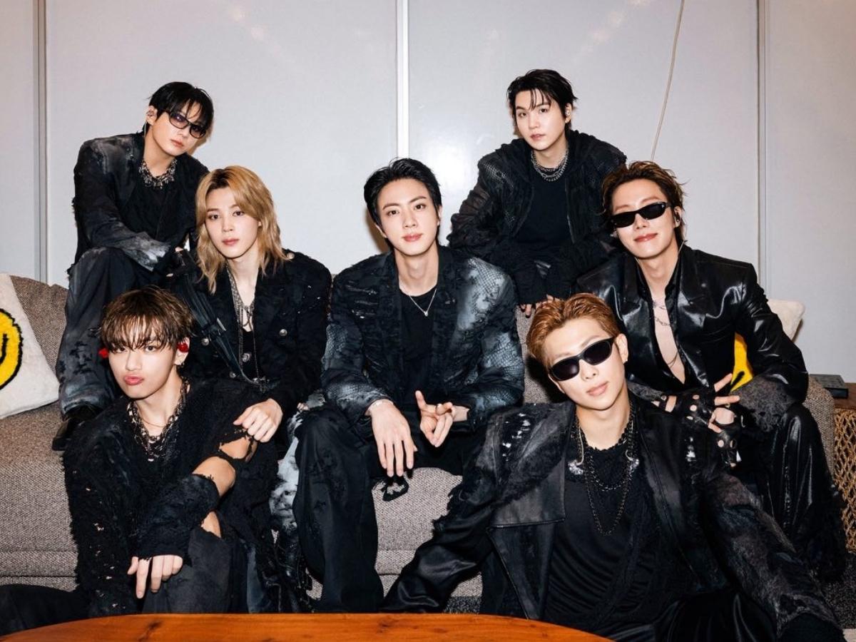 BTS THE CITY ARIRANG SINGAPORE - members posing
