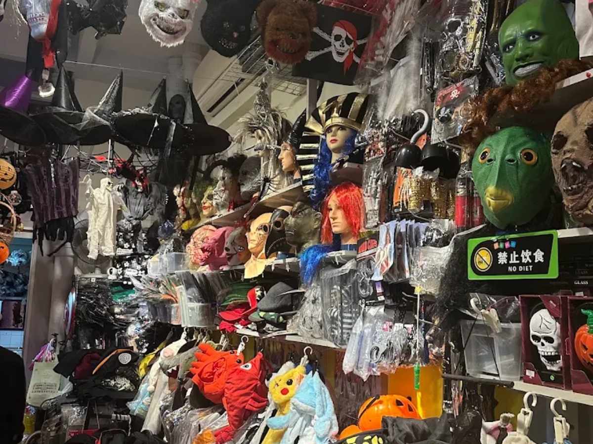 Best costume shops - Pan-In-The-Box interior