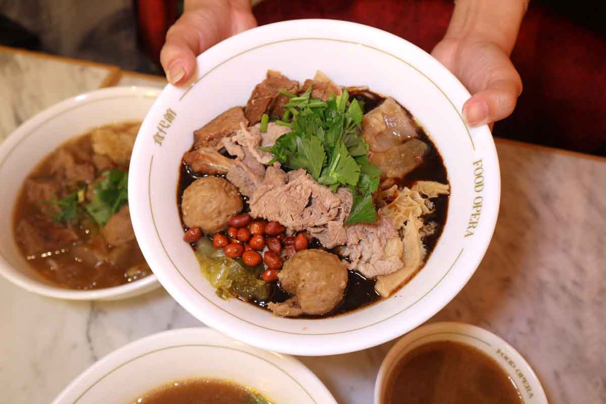 wah eng - cooking beef noodles