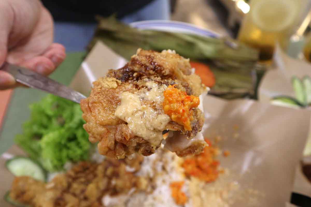 spicy hubby - ayam gepuk closeup with sauces