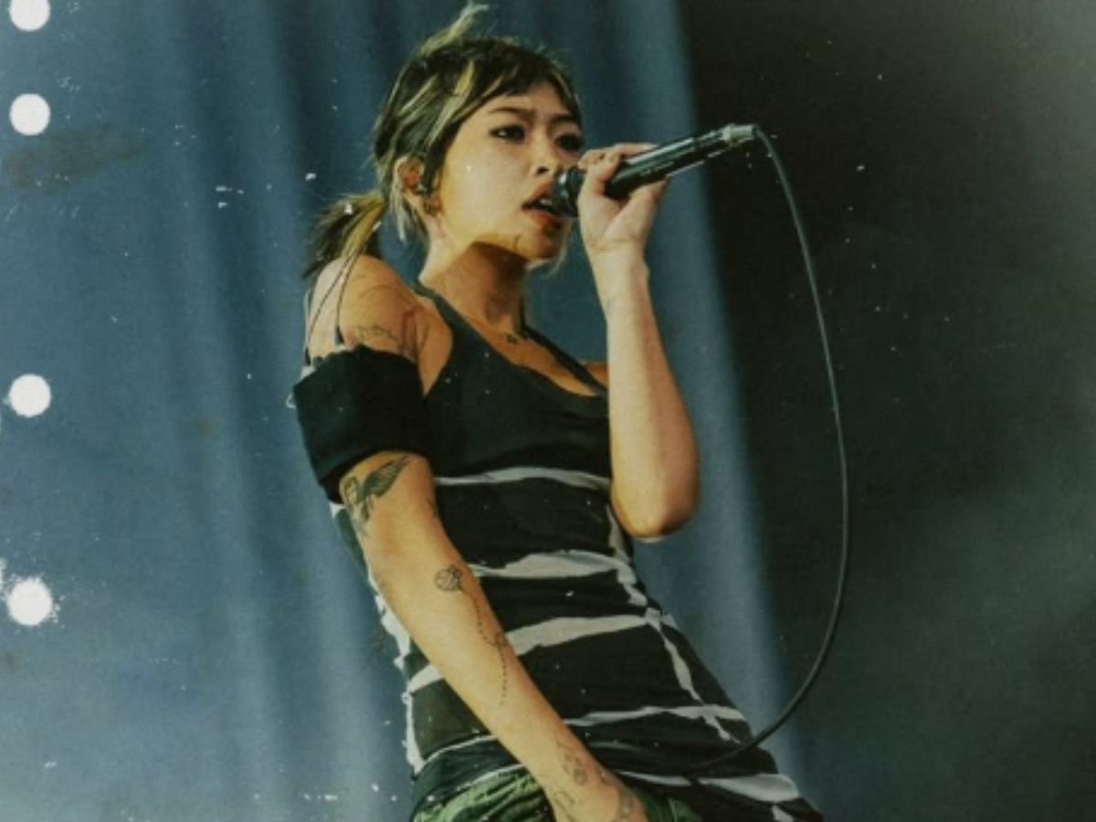 Beabadoobee concert - beabadoobee performing