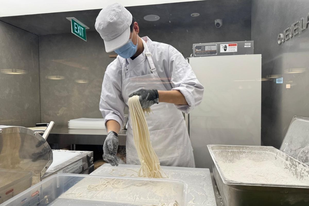 ojeje - udon making