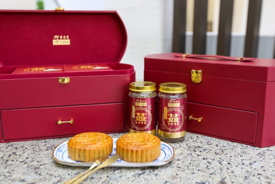 Eu Yan Sang - photo of mooncakes
